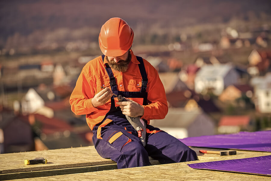 How to Drain Water From a Flat Roof